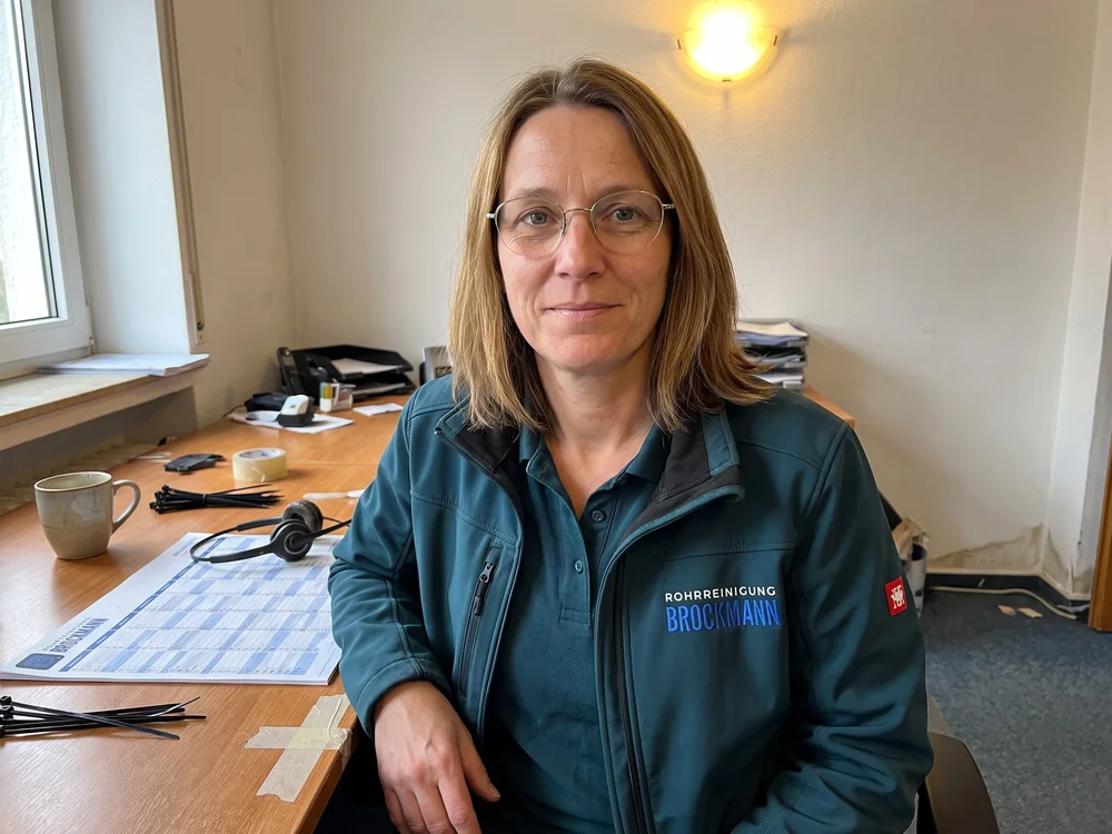 Sandra Brockmann am Telefon
